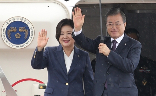 문재인 대통령(왼쪽)과 영부인 김정숙 여사가 미국 뉴욕에서 열리는 제74차 유엔총회에 참석하기 위해 22일 오후 경기 성남시 서울공항을 통해 출국하고 있다. /사진=뉴스1