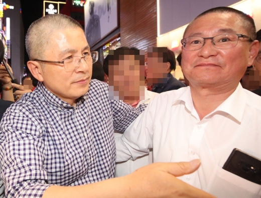 황교안 자유한국당 대표가 삭발릴레이에 동참한 이헌승 자유한국당 의원을 격려하고 있다. /사진=뉴스1