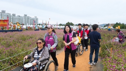양주시 사회적기업 (주)구츠와 양주시사회적경제협의회는 지난 9월 21일 ‘2019 양주 천만송이 천일홍 축제’를 맞아 발달장애인들과 함께하는 가을 나들이 행사를 진행했다. / 이하 사진제공=양주시