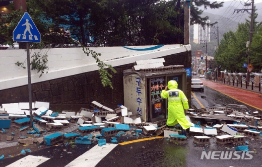 부산지역에 태풍경보가 발령된 지난 22일 오후 2시50분쯤 북구의 한 패스트푸드점 건물 담장이 무너지는 사고가 났지만 다행히 인명피해는 없었다. /사진=뉴시스(부산경찰청 제공)      