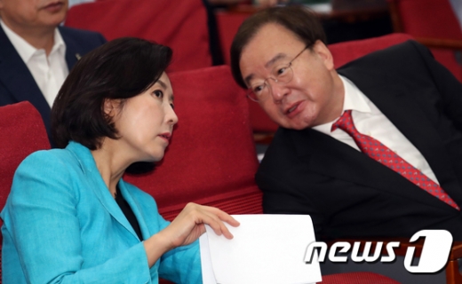 나경원 자유한국당 원내대표가 24일 서울 여의도 국회 의원회관에서 열린 '사이버안보 이대로 좋은가' 정책토론회에서 강효상 의원과 대화를 하고 있다. /사진=뉴스1