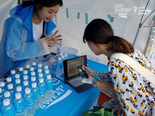 지난 21일 열린 ‘2019 유니브엑스포 부산’의 포카리스웨트 이온워터 부스에서 한 관람객이 초성퀴즈 이벤트에 참여하고 있다. /사진=동아오츠카