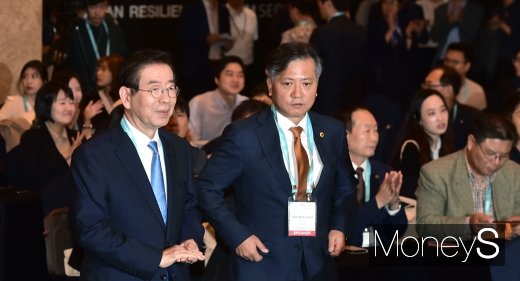 [머니S포토] 박원순-신원철, 2019 서울 국제 도시회복력 포럼' 참석