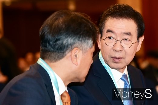 [머니S포토] 의견 나누는 박원순과 신원철