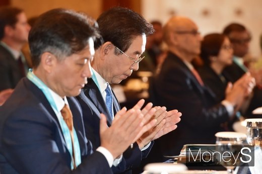 [머니S포토] 2019 서울 국제 도시회복력 포럼에서 박수치는 박원순 시장