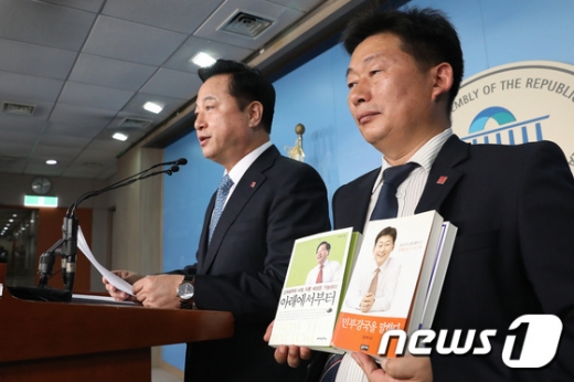 김두관 더불어민주당 의원(왼쪽)이 23일 오전 서울 여의도 국회 정론관에서 자유한국당 민부론 규탄 기자회견을 갖고 있다. /사진=뉴스1