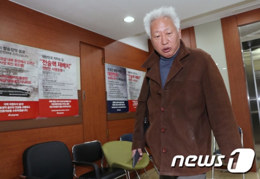 위안부 피해자 할머니들을 매춘 행위에 비유해 논란을 일으킨 류석춘 연세대 교수가 자유한국당 공천관리위원회 부위원장 시절인 지난해 3월13일 서울 여의도 당사에서 열린 공천관리위원회 회의에 참석하고 있다. /사진=뉴스1