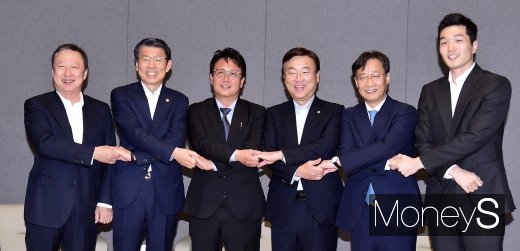 ▲ 박용만 대한상공회의소 회장(왼쪽부터), 은성수 금융위원장, 민병두 국회 정무위원장, 김종석 자유한국당 정무위 간사, 유동수 더불어민주당 정무위 간사, 김성준 렌뎃 대표.
