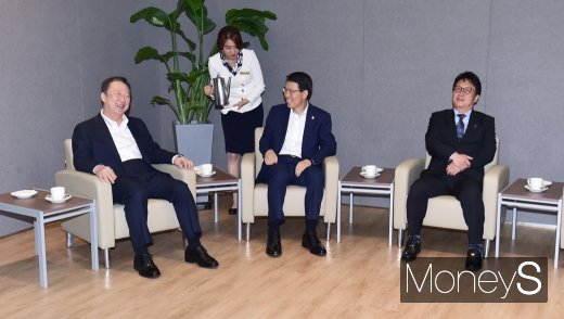 [머니S포토] 환담 나누는 박용만·은성수·민병두