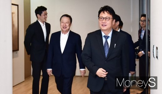[머니S포토] 박용만-민병두, P2P 금융제정법 정책토론회