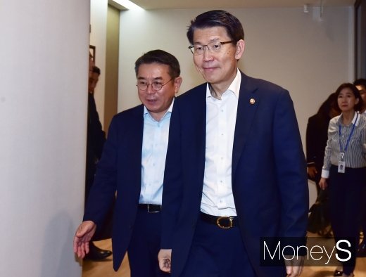 [머니S포토] P2P 금융제정법 정책토론회 참석한 은성수