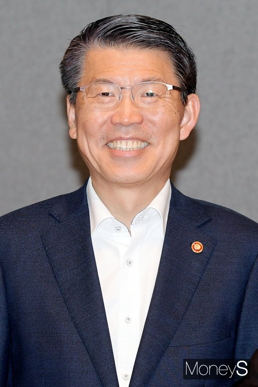 [머니S포토] 밝은 표정의 은성수 금융위원장