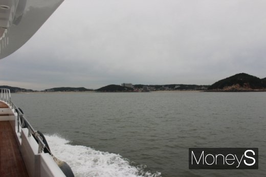 아지뭇80에서 본 왕산해수욕장(왼쪽)과 을왕리해수욕장 전경. /사진=박정웅 기자