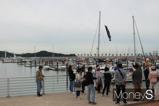 왕산마리나에서 마리나 현황을 경청하는 아카데미 원우들. /사진=박정웅 기자