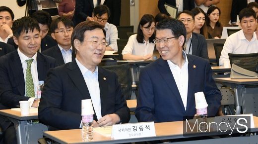 [머니S포토] 담소 나누는 은성수·김종석
