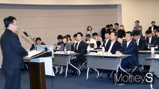 [머니S포토] 민병두 정무위원장의 축사