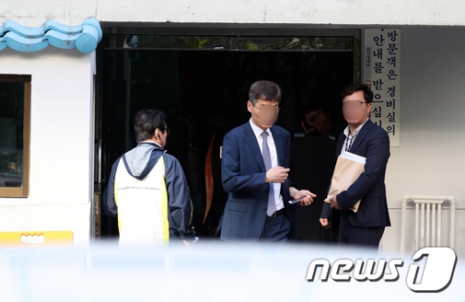23일 오전 검찰 관계자들이 압수수색을 위해 서울 서초구 방배동 조국 법무부 자택으로 들어서고 있다. /사진=뉴스1