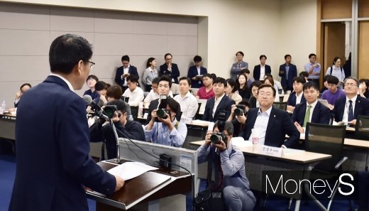 [머니S포토] P2P금융 관련 공식 견해 밝히는 은성수