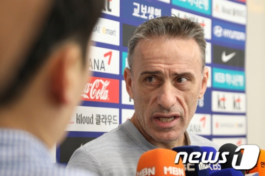 2022 카타르 월드컵 아시아지역 2차 예선 H조 조별리그 1차전 투르크메니스탄 원정 경기에서 2:0 승리를 거둔 대한민국 축구 국가대표팀 파울루 벤투 감독이 지난 12일 오후 인천국제공항을 통해 귀국해 인터뷰를 하고 있다. /사진=뉴스1