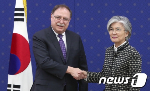 강경화 외교부 장관이 지난 2월10일 서울 도렴동 외교부청사를 찾은 티모시 베츠 전 미국 국무부 방위비분담협상 대표와 악수하고 있다. /사진=뉴스1