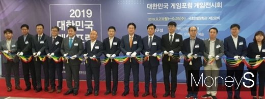 2019 대한민국게임포럼 게임전시회에 참가한 관계자들이 기념사진을 찍고 있다. /사진=채성오 기자