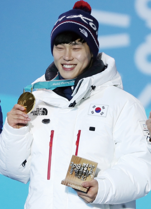 2018 평창동계올림픽스켈레톤 남자 시상식에서 윤성빈 선수가 금메달을 목에 걸고 포즈를 취하고 있다. /사진=머니투데이 김창현 기자