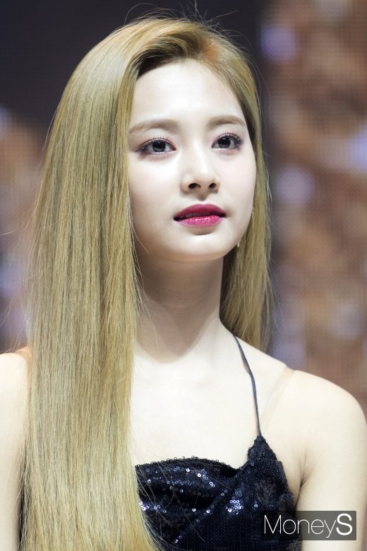 [머니S포토] 트와이스 쯔위, 매끈한 도자기 피부