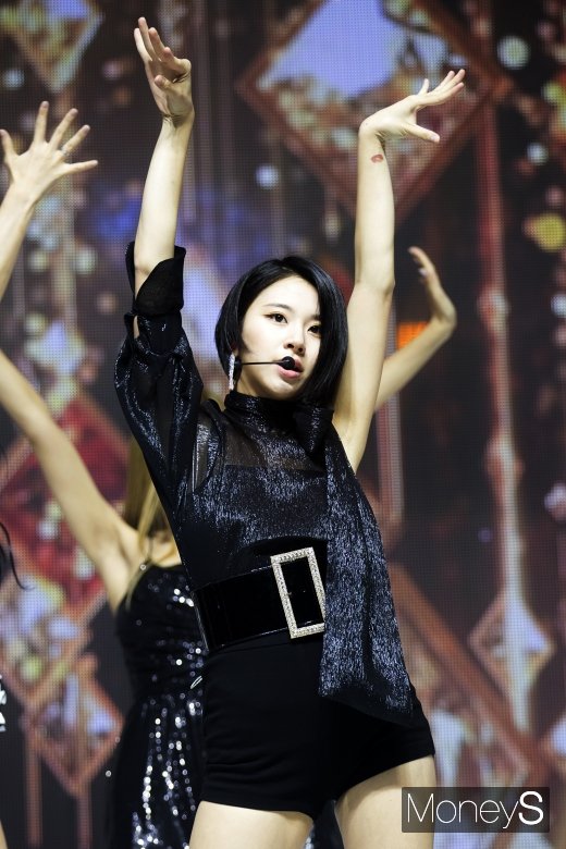 [머니S포토] 트와이스 채영, '손끝부터 느껴지는 블랙 스완의 자태'