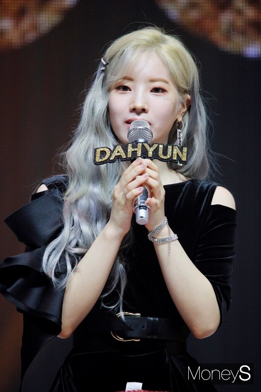 [머니S포토] 트와이스 다현, '속삭이는 듯 부드러운 인사말'