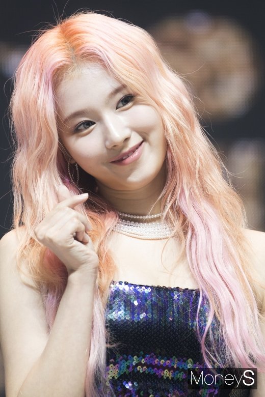[머니S포토] 트와이스 사나, 삼촌들 올킬시키는 애교여신