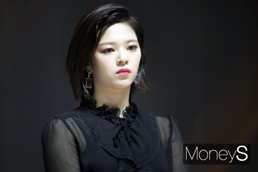 [머니S포토] 취재진 질문 경청하는 트와이스 정연