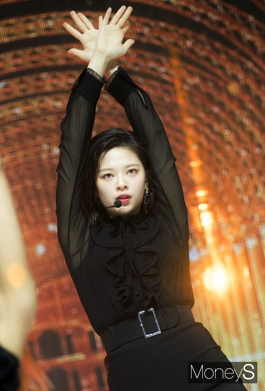[머니S포토] 트와이스 정연, '뇌쇄적인 눈빛'