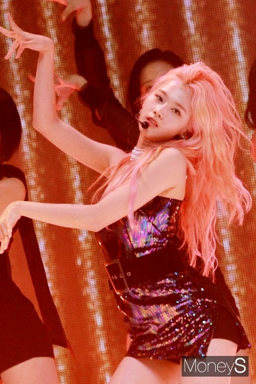 [머니S포토] 홀린 듯 바라본 트와이스 사나, 이렇게 섹시했나?
