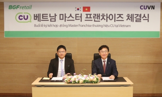 CU베트남_BGF리테일 박재구 대표(右)가 CUVN 응우옌만민 대표와 MFC계약을 체결하고 있다