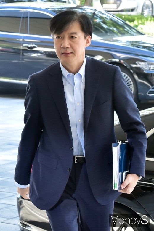 [머니S포토] 정부서울청사 출근하는 조국 장관
