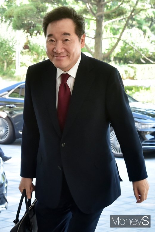 [머니S포토] 청사 출근하는 이낙연 국무총리