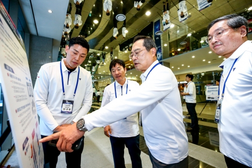 구자열 LS그룹 회장이 지난 23일 안양 LS타워에서 개최된 ‘LS T페어 2019’에서 우수과제로 선정된 기술에 대한 설명을 듣고 있다. / 사진=LS