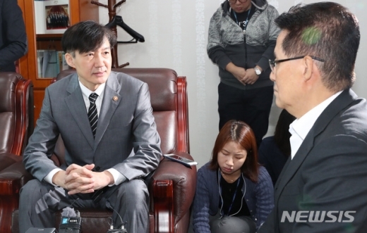 조국 법무부 장관(왼쪽)과 박지원 대안정치연대 의원. /사진=뉴시스    