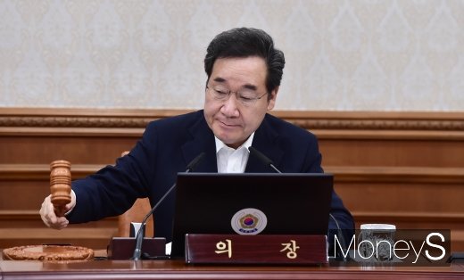 [머니S포토] 국무회의 주재하는 이낙연 국무총리