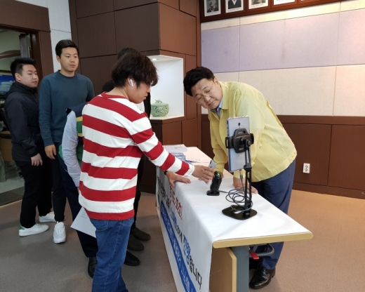 엄태준 이천시장이 경기도 최초로 시행하고 있는 스마트민방위 교육 전자통지와 출결관리 시스템으로 출결사항을 점검하고 있다. / 사진제공=이천시