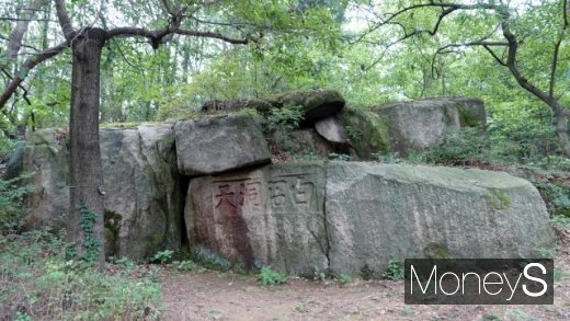 백사실 계곡 초입의 백석동천(白石洞天) 각자(刻字). /사진=박성기 여행 칼럼니스트