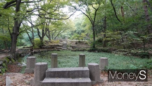 육각정 초석에서 바라본 연못. 사랑채의 초석이 보인다. /사진=박성기 여행 칼럼니스트