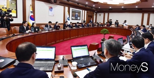 [머니S포토] 국무회의서 강제노동 금지 등 ILO 협약 비준안 협의