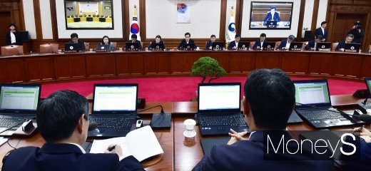 [머니S포토] 무거운 분위기 속 국무회의 주재