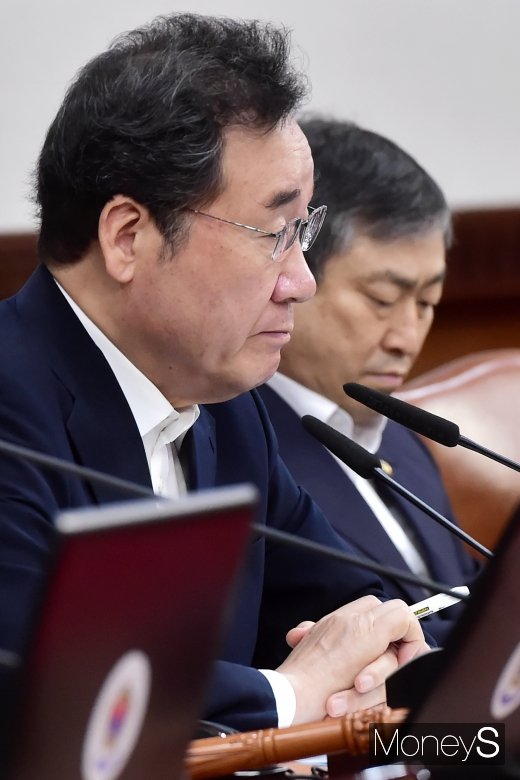[머니S포토] 신중한 표정 짓는 이낙연 총리