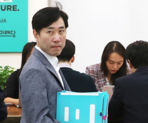 하태경 바른미래당 최고위원이 24일 국회에서 열린 원내대책회의에 참석하기 위해 들어서고 있다. /사진=뉴스1