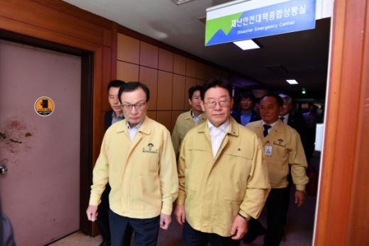 이해찬 대표와 이재명경기도지사가 양평군의 ‘아프리카돼지열병(ASF) 방역대책상황실’을 방문하고 있다. / 사진제공=양평군