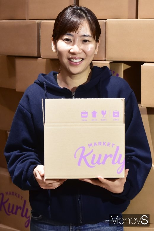 [머니S포토] 친환경 종이 포장재 공개한 김슬아 마켓컬리 대표
