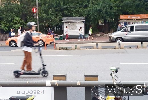 평일 오후 마로니에 공원 앞에서 한 시민이 개인용 전동킥보드로 이동하고 있다. /사진=홍승우 기자