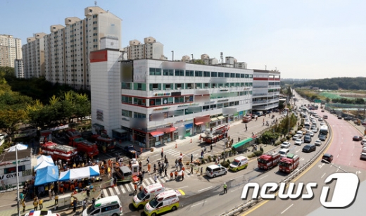 24일 오전 9시 3분쯤 경기 김포시 풍무동의 한 요양병원에서 화재가 발생, 긴급대피한 환자들이 치료를 받고 있다. 이날 불로 2명이 숨지고 19명이 부상했다고 소방당국은 밝혔다. /사진=뉴스1